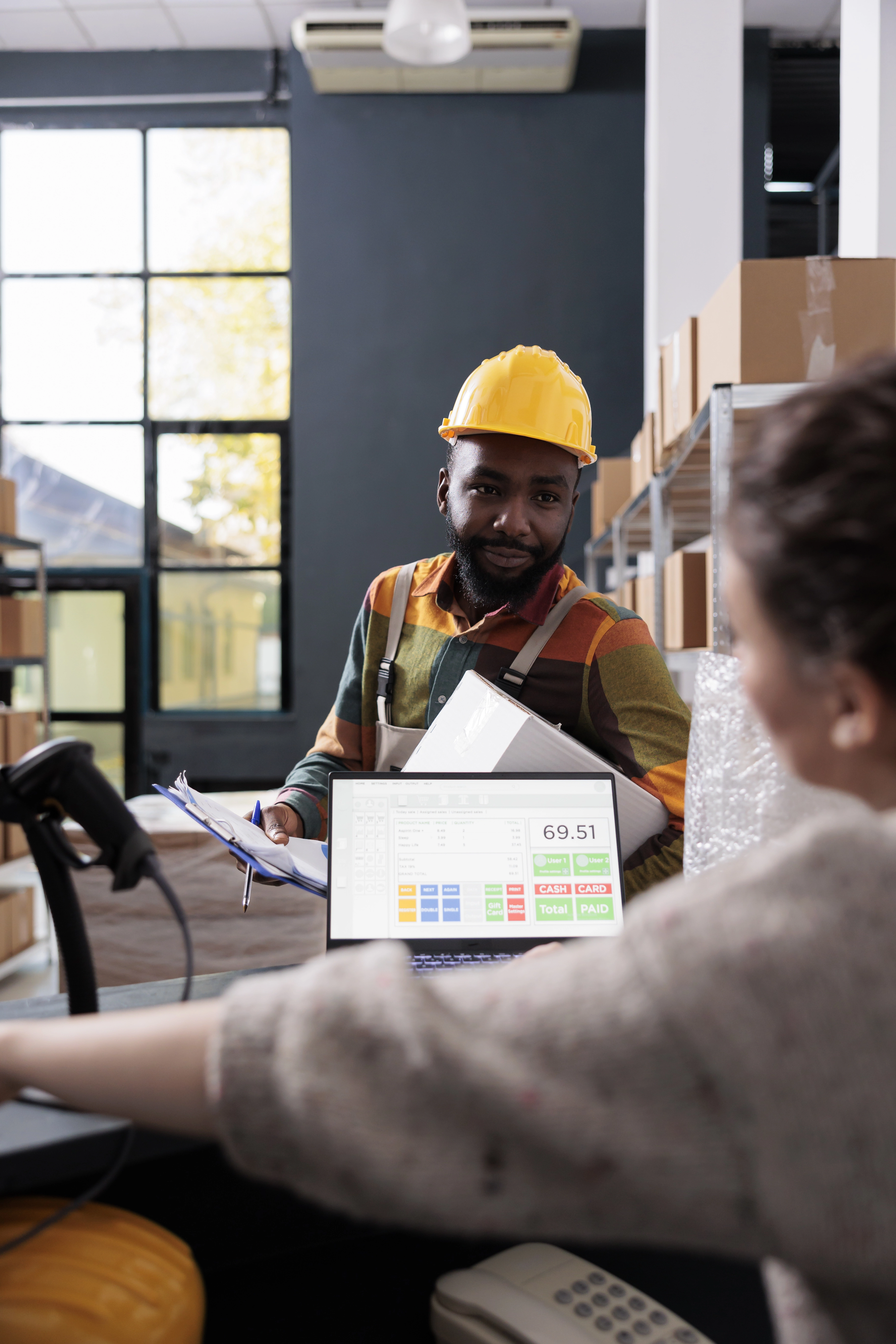 Loja de materiais de construção com prateleiras e estoque organizado, pronta para venda online